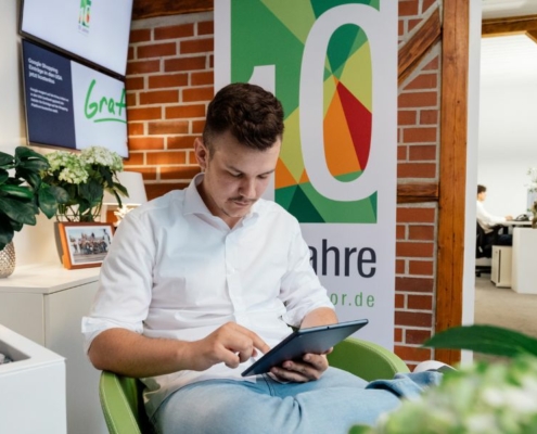 Mitarbeiter mit Tablett im Büro
