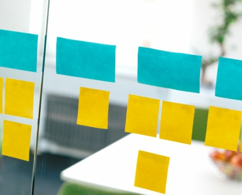 Post-its auf einer Glasscheibe