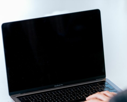Mitarbeiterin vor einem Notebook