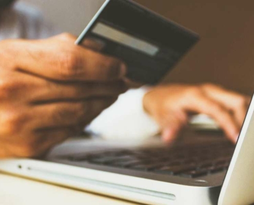 Mann bezahlt Online