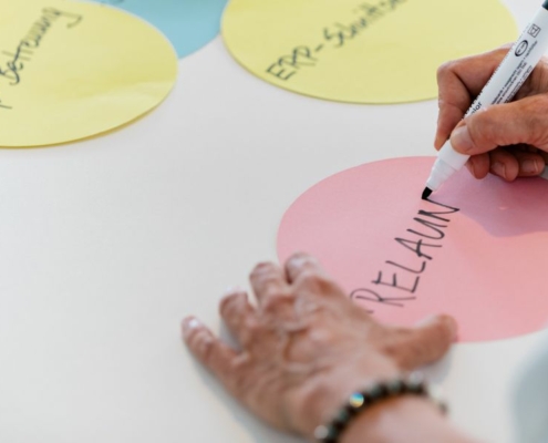 Mitarbeiter schreibt Relaunch auf Post-It