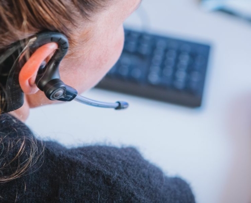 Frau telefoniert mit Headset