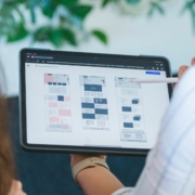 Zwei Mitarbeiterinnen besprechen Konzept auf einem Tablet