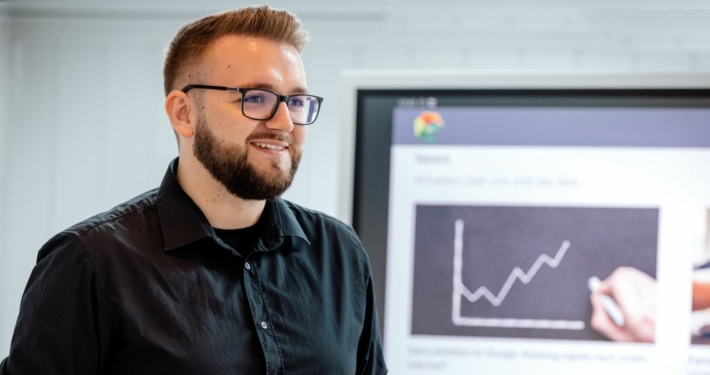 Mitarbeiter vor Monitor mit Grafik