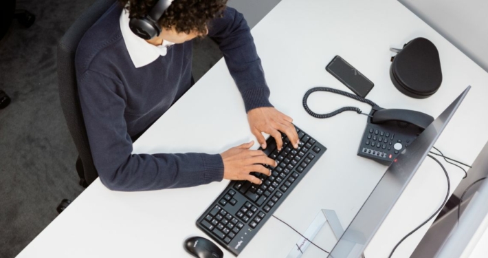 Mitarbeiter sitzt vor Computer