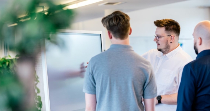 menschen schauen auf monitor