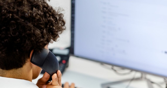 Mitarbeiter beim Telefonieren am Arbeitsplatz